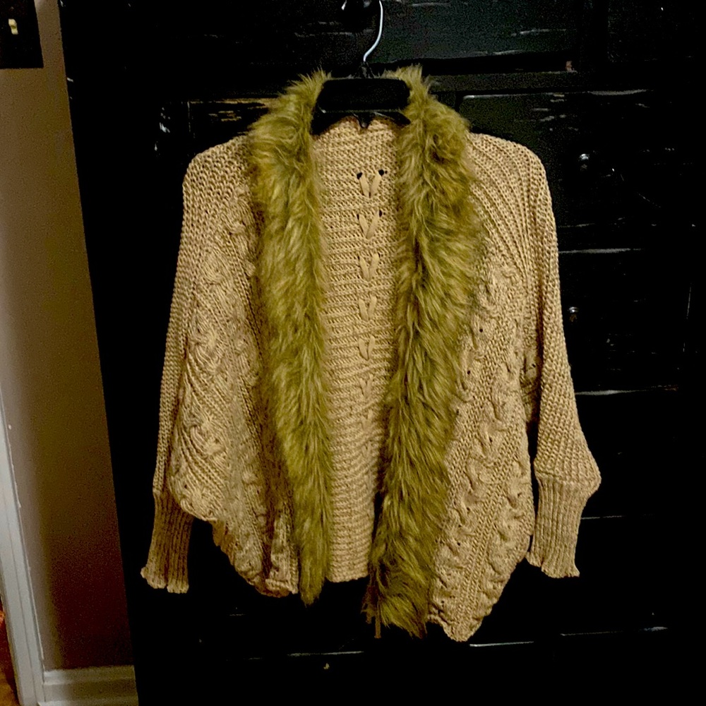 It’s nameless and no size tag! Looks between a bigger medium & large & is brown